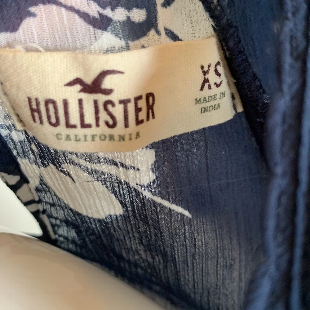 EUC Hollister Floral Sheer Top. • Size XS